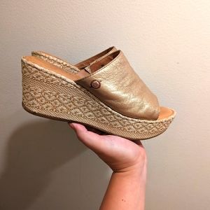 Leather platform sandals in gold